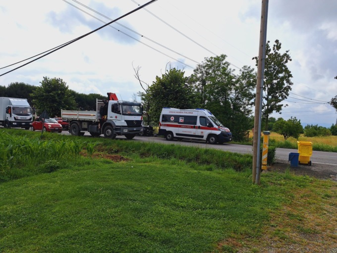 Incidente in via Volpiano a Leini, auto finisce contro un albero