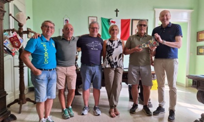 Vespa Club Rivarolo, scambio di doni con Polizzi Generosa: si apre la strada a un gemellaggio