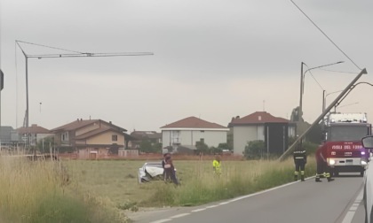 Incidente tra Rivarolo e Salassa: Audi A3 fuori strada abbatte un palo della luce