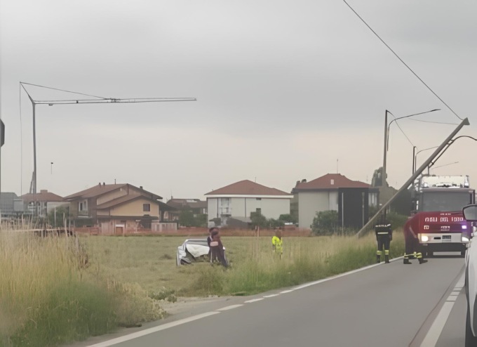 Incidente tra Rivarolo e Salassa: Audi A3 fuori strada abbatte un palo della luce