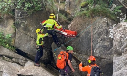 Paura a Campiglia Soana: ciclista cade per 5 metri, soccorso in codice giallo