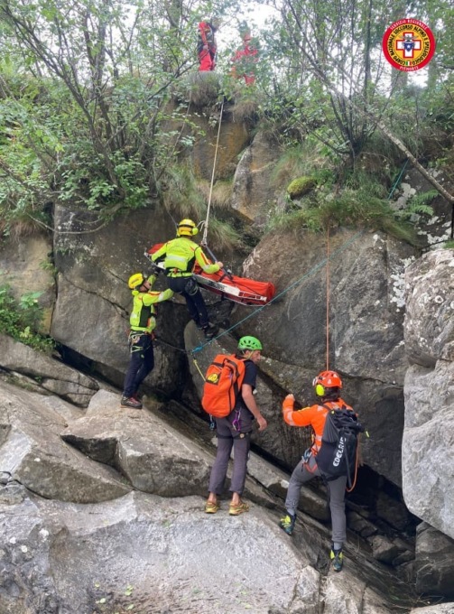 Paura a Campiglia Soana: ciclista cade per 5 metri, soccorso in codice giallo