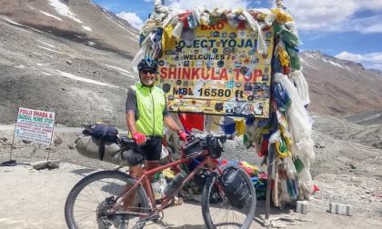 In bici sull'Himalaya, l'impresa dell'ex sindaco