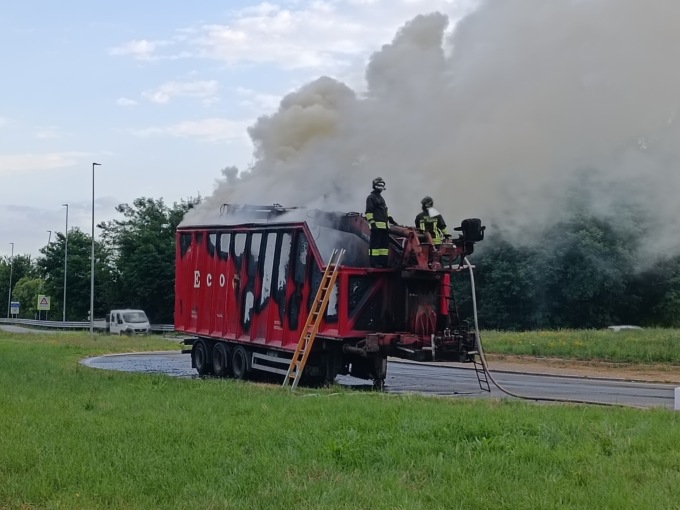 Rimorchio a fuoco, paura sulla 460