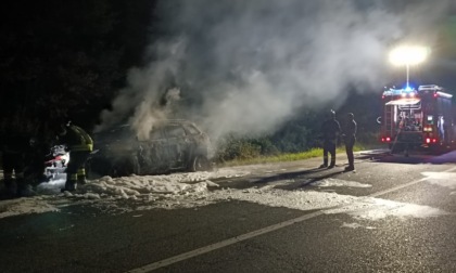 Auto in fiamme in via Chivasso, paura a San Benigno