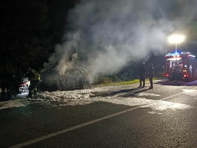 Auto in fiamme in via Chivasso, paura a San Benigno
