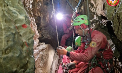Speleologo canavesano ferito nell’Abisso Paperino: salvataggio a -40 metri