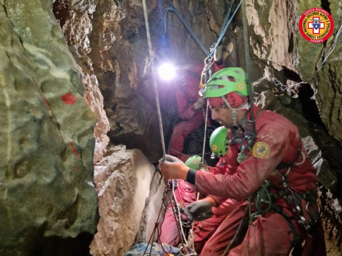Speleologo canavesano ferito nell’Abisso Paperino: salvataggio a -40 metri