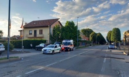 Incidente in via Torino a Leini, centauro si lancia dalla moto per evitare il frontale con un'auto