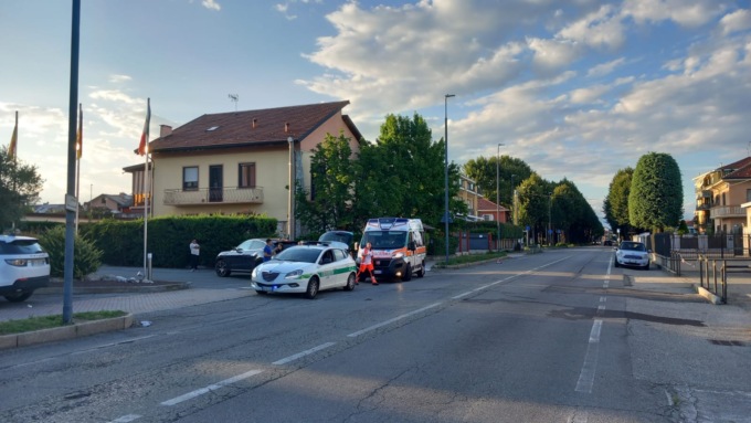 Incidente in via Torino a Leini, centauro si lancia dalla moto per evitare il frontale con un’auto