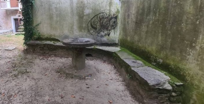 Vandali ai Balmetti di Borgofranco, la denuncia del sindaco