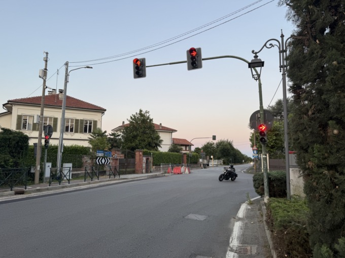 Sicurezza stradale, a Valperga aumentano i controlli al semaforo