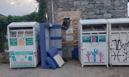 Abbandonano rifiuti ma vengono ripresi dalle telecamere, il sindaco: “Costituitevi o la multa sarà salata”