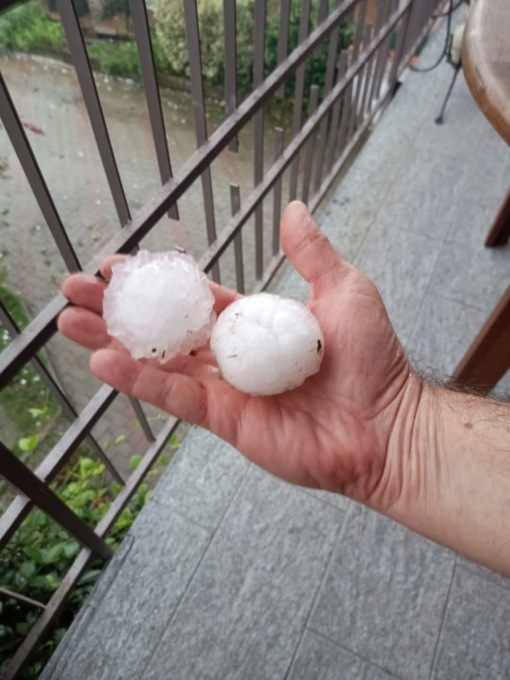 Forte grandinata nell’Eporediese, caduti chicchi grossi come palle da golf