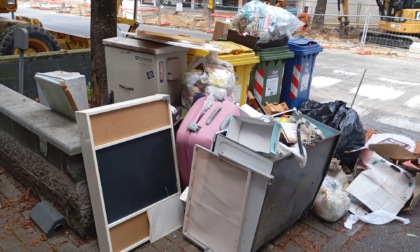 A Rivarolo corso Italia trasformata in discarica: residenti esasperati chiedono controlli