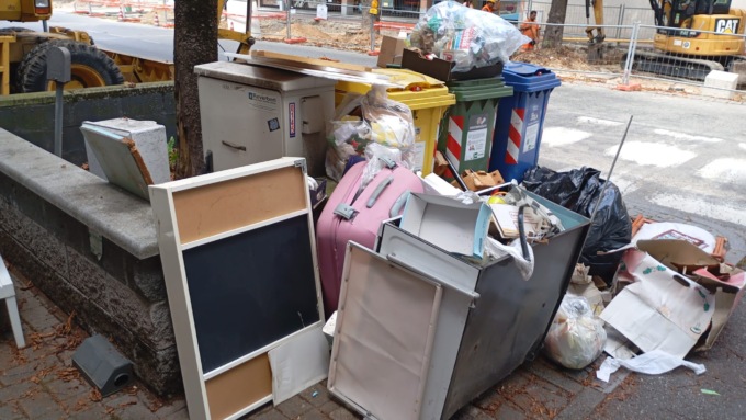 A Rivarolo corso Italia trasformata in discarica: residenti esasperati chiedono controlli