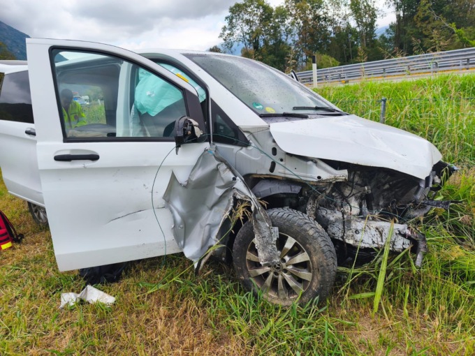 Auto esce fuori strada sull’A5 nei pressi di Ivrea: due feriti