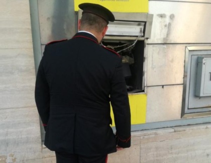 Con l’esplosivo faceva saltare per aria i bancomat della zona: arresto a Pont