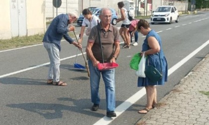 Camion perde per strada carico di viti e chiodi: cittadini si adoperano per pulire la carreggiata