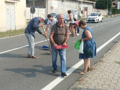 Camion perde per strada carico di viti e chiodi: cittadini si adoperano per pulire la carreggiata