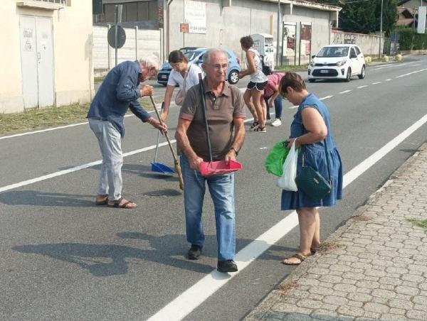 Camion perde per strada carico di viti e chiodi: cittadini si adoperano per pulire la carreggiata