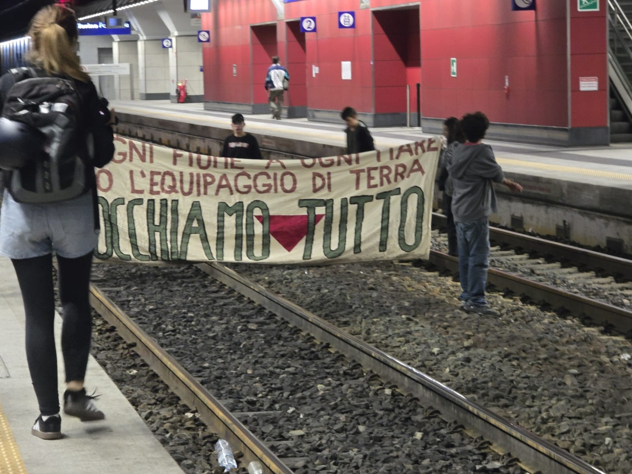 Manifestanti occupano i binari a Porta Susa, pendolari canavesani bloccati in stazione