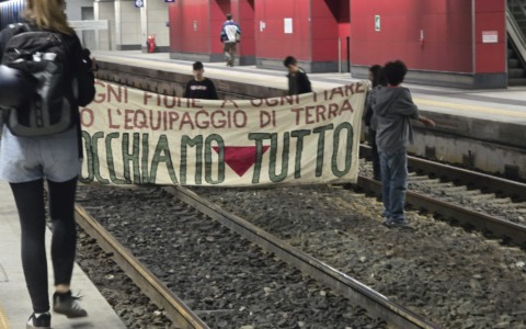 Manifestanti occupano i binari a Porta Susa, pendolari canavesani bloccati in stazione