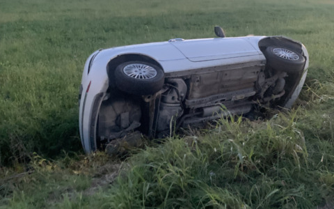 Paura a Volpiano: auto si ribalta nei campi