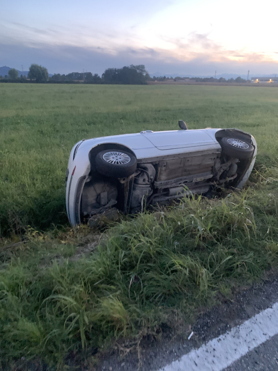 Paura a Volpiano: auto si ribalta nei campi
