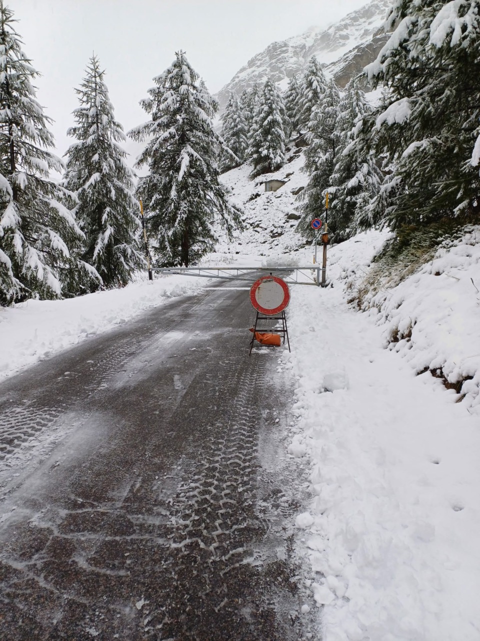 Neve e maltempo: chiuse le strade provinciali del Nivolet e del Malciaussia