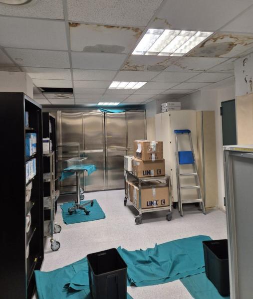 Ospedale di Ivrea a pezzi: «Piove in sala operatoria»