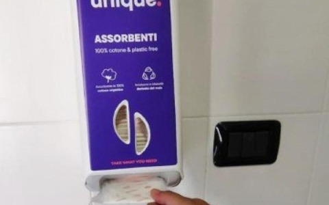 Dopo tante discussioni i fatti: a scuola sono stati installati i distributori di assorbenti