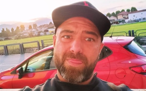 Stroncato da un infarto fulminante: la scorsa settimana sarebbe andato a convivere con la fidanzata Erika