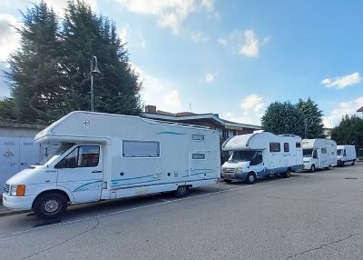 Piazzale Ghandi a Leini è diventato area non autorizzata per i camper: sostano ma non ci sono gli scarichi
