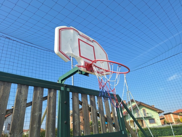 Canestri vandalizzati al parco “della discordia”: erano appena stati ricomprati