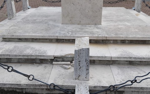 Vandali in azione a Volpiano: danneggiato il monumento dei Carabinieri