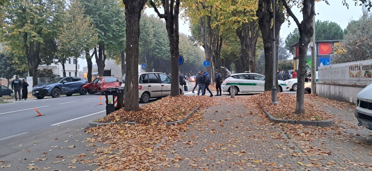 Incidente con tre auto in via Torino a Leini, paura davanti alla materna: coinvolto anche un bambino
