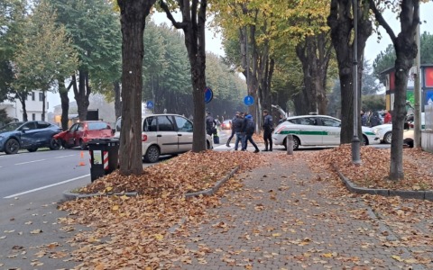 Incidente con tre auto in via Torino a Leini, paura davanti alla materna: coinvolto anche un bambino