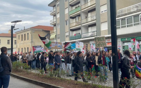 Studenti in corteo in solidarietà al popolo palestinese