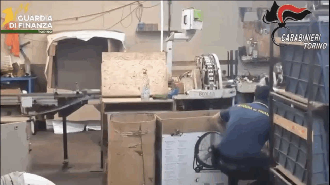 Scoperti 7 stabilimenti clandestini per la produzione di sigarette di contrabbando