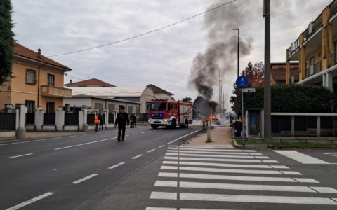 Auto in fiamme in via Torino a Leini: intervento dei Vigili del Fuoco, nessun ferito