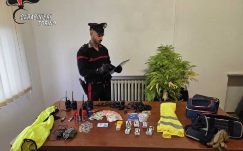 Blitz dei carabinieri a Montalenghe e San Giusto: sequestrati spray al peperoncino, falsi tesserini e materiale sospetto