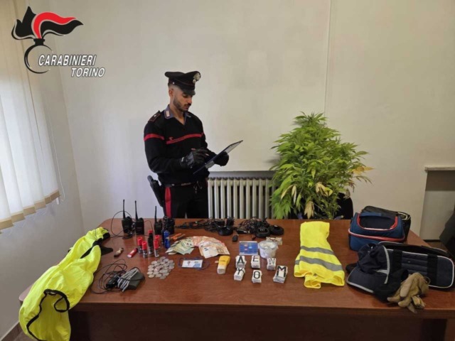 Blitz dei carabinieri a Montalenghe e San Giusto: sequestrati spray al peperoncino, falsi tesserini e materiale sospetto