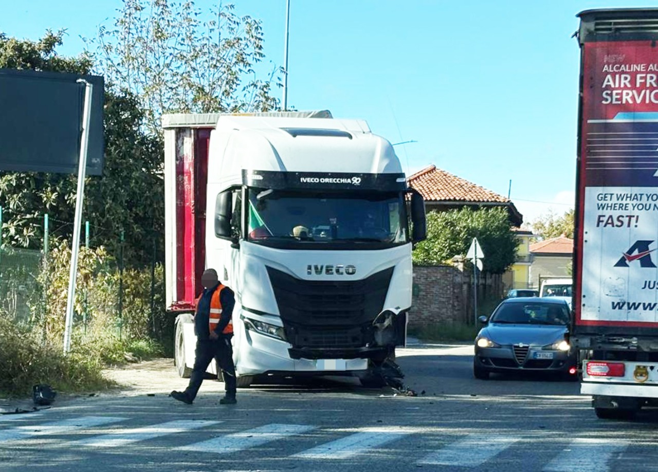 Incidente tra un Tir e un’Audi A3 a Leini: traffico rallentato sulla SP12