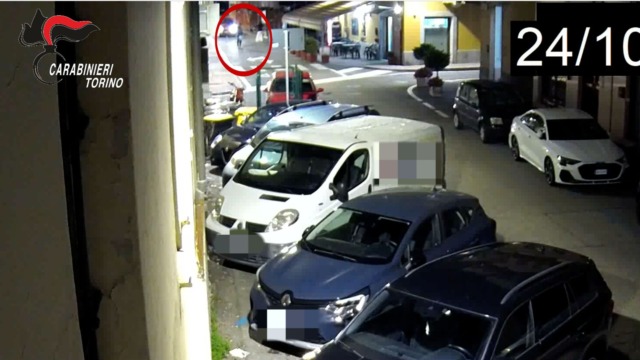 Rientra a casa e sorprende un ladro in camera del figlio: arrestati due uomini