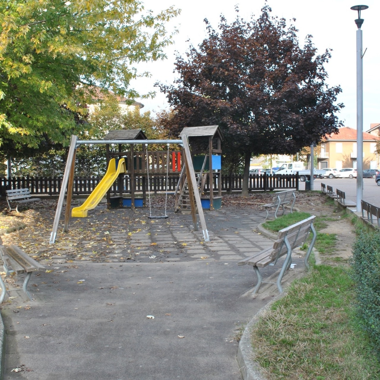 Degrado e incuria: scatta la raccolta firme per ridare vita ai parchi gioco abbandonati