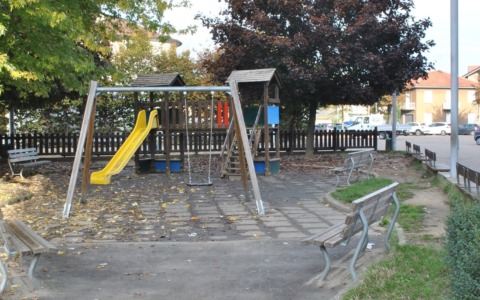 Degrado e incuria: scatta la raccolta firme per ridare vita ai parchi gioco abbandonati