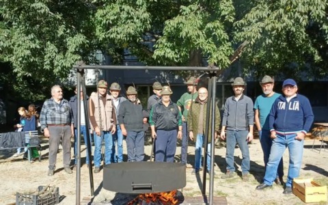 I piccoli alunni della primaria «a lezione» con il gruppo Alpini di Sergio Bisone