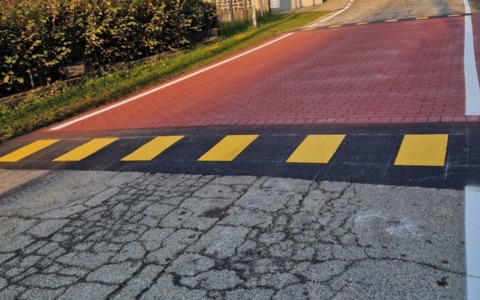 Installate due nuove piattaforme rialzate nel centro abitato: così le auto non potranno più sfrecciare