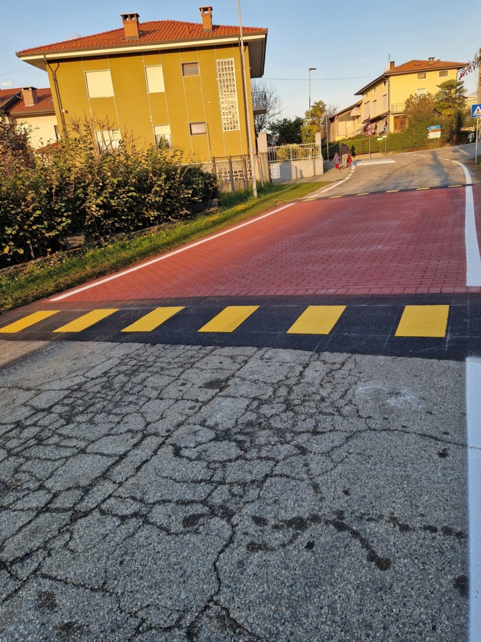 Installate due nuove piattaforme rialzate nel centro abitato: così le auto non potranno più sfrecciare